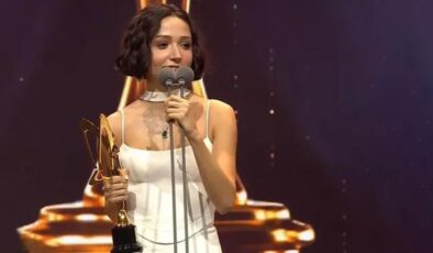 Altın Kelebek’te ödül alan Zeynep Bastık, sosyal medyada tepki çekti: Hak etmedi