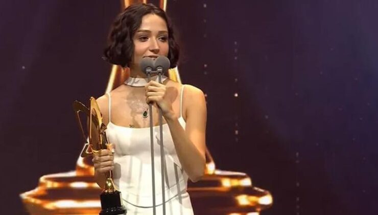 Altın Kelebek’te ödül alan Zeynep Bastık, sosyal medyada tepki çekti: Hak etmedi