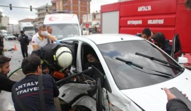 Antalya’da otomobiller çarpıştı: 1’i çocuk 5 yaralı