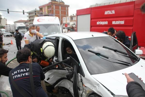 Antalya’da otomobiller çarpıştı: 1’i çocuk 5 yaralı