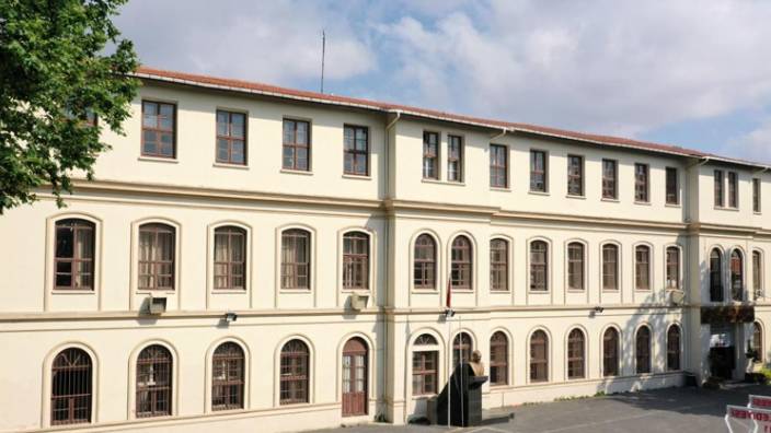 Cumhuriyetin dönüşümü bu okulda: Cağaloğlu Anadolu Lisesi…. Eskiden laikliği savunuyordu, şimdi şeyhleri