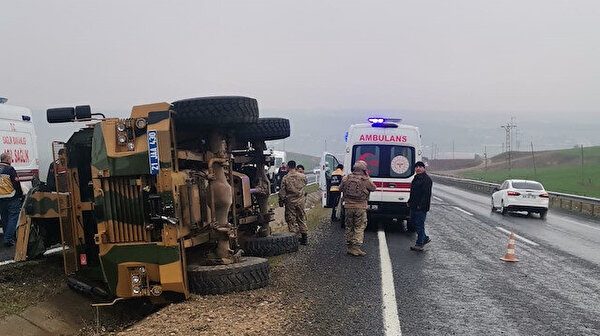 Diyarbakır’da askeri araç devrildi: Yaralı askerler var
