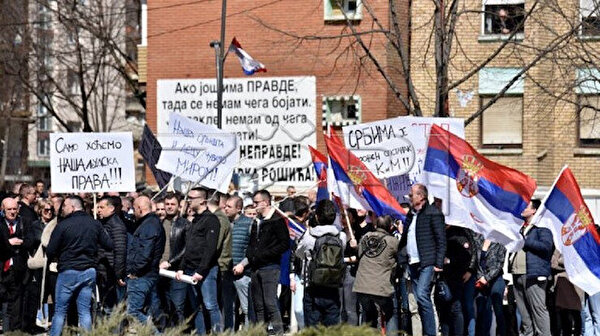 İki ülke arasında gerilim artıyor: Sırplar Kosova hükümetini protesto etti