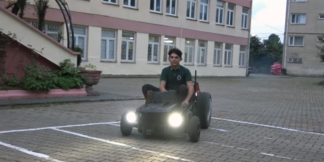 Lise öğrencisi hurdaya ayrılan parçalardan araba yaptı