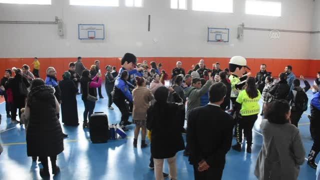 Polis maskotu “Kanka” ve “Şahin” özel çocuklarla halk oyunları oynadı