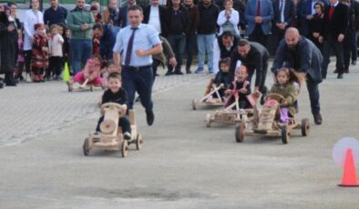 Rize’de baba ve çocukların tahta araba yarışı