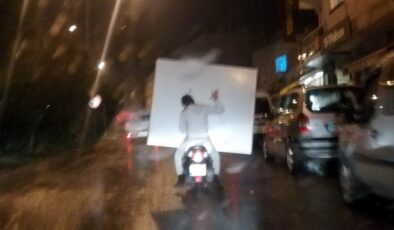 Samsun’da motosikletle plastik levha taşıdılar