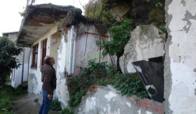 Trabzon’da 60 tonluk kayanın düşme tehlikesine rağmen evlerine döndüler