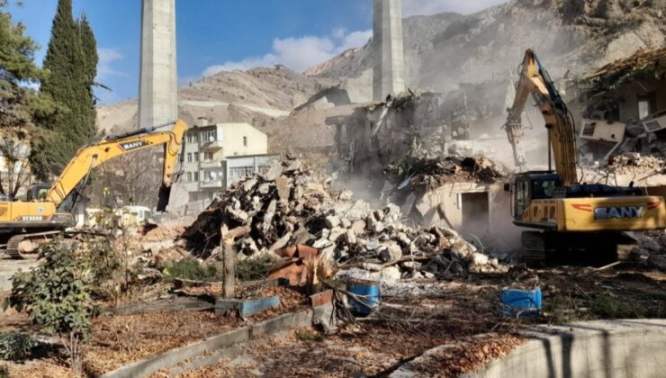 Yusufeli’nde kamu binaları yıkılmaya başladı