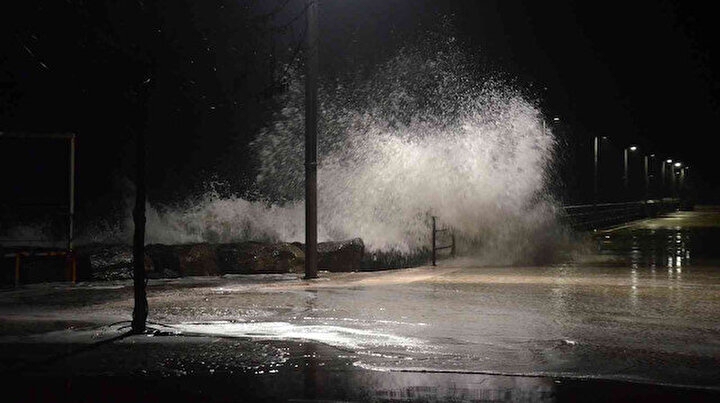Karadeniz’de dalgalar korkuttu: Şiddetli rüzgarla boyu üç metreye ulaştı