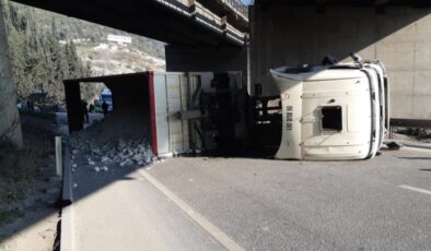 Kocaeli’de kamyon devrildi: D-100 İstanbul yönü ulaşıma kapandı
