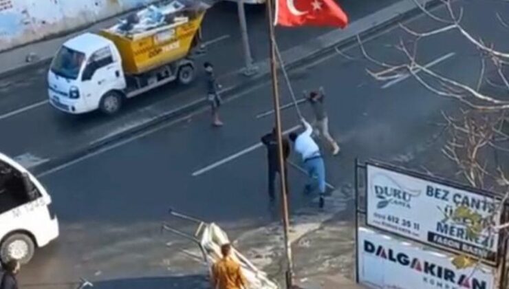Zeytinburnu’nda, toplayıcıların karton kavgası kamerada