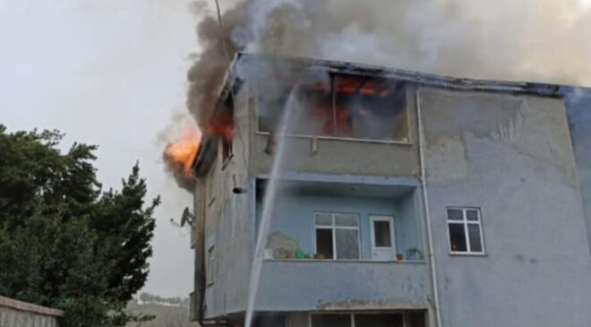 Çarşıbaşı’nda bir evin çatı katı yangında hasar gördü