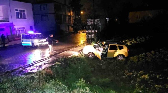 Duraktaki taksiyi çalan şahıs kovalamacada 3 polis aracına çarpıp bahçeye uçtu: 1’i polis 2 yaralı