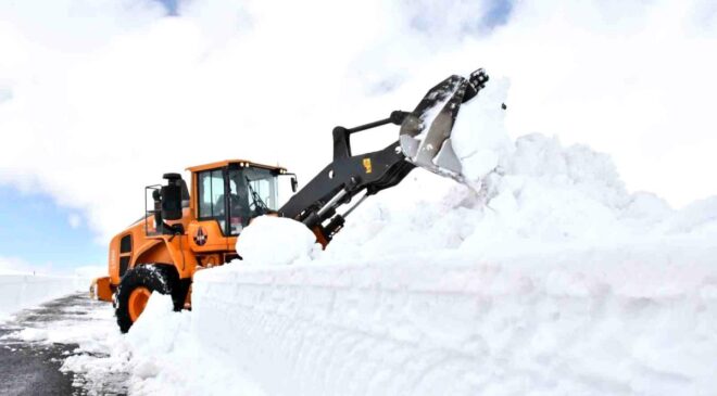 Kar nedeniyle 5 aydır kapalı olan Ardahan-Ardanuç yolu için çalışmalar başladı