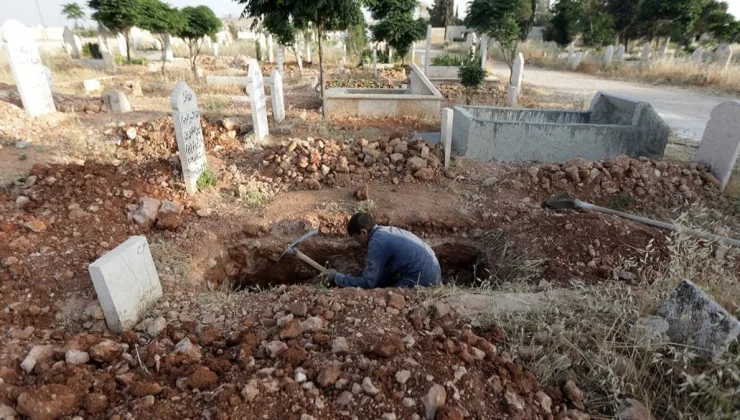 11 yaşında günde 50 lira için mezar kazıyor