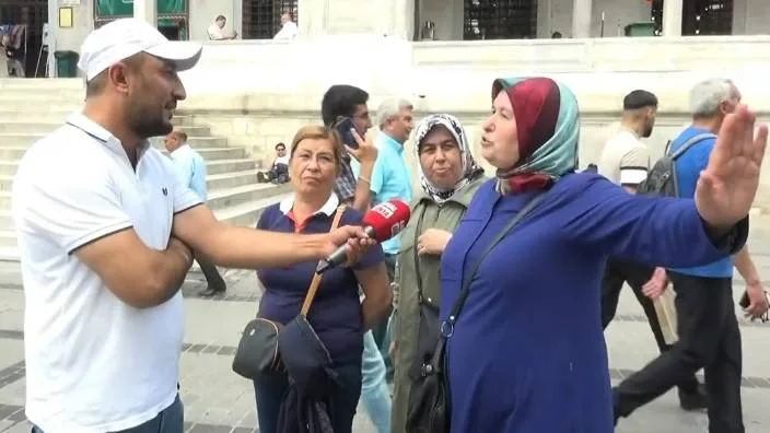 Kadının o sözleri sokak röportajına damga vurdu: “Ne kadar sığınmacı varsa Külliye’ye götürelim, orada yaşasınlar”