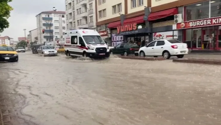 Kırşehir’de sağanak vurdu: Yollar göle döndü, araziler zarar gördü