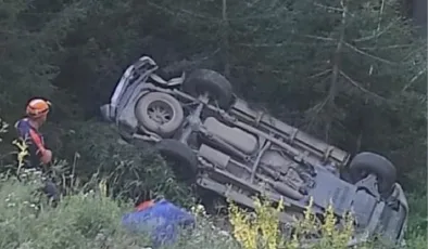 Artvin’de Orman Bölge Müdürlüğü’ne ait kamyonet uçuruma yuvarlandı: 1 ölü, 1 yaralı