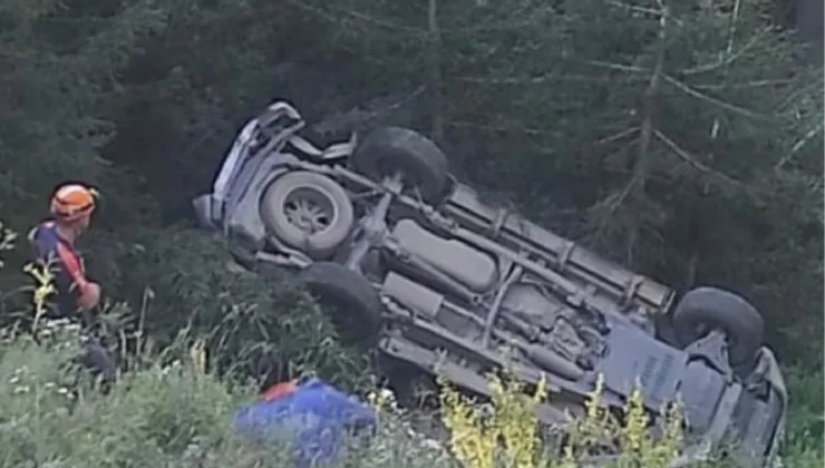 Artvin’de Orman Bölge Müdürlüğü’ne ait kamyonet uçuruma yuvarlandı: 1 ölü, 1 yaralı