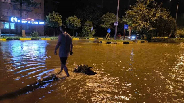 Artvin’in Arhavi ilçesinde şiddetli yağmur sonrası cadde ve sokaklar göle döndü