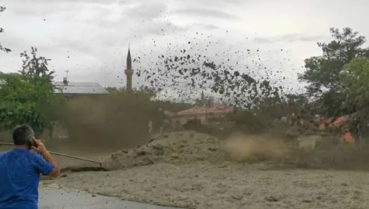 Erzincan’da sağanak sele neden oldu; ekiplerin çalışması sürüyor