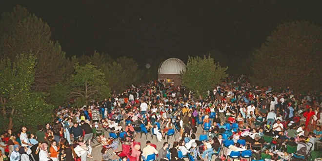 On binlerce kişi meteor buluşmasını izledi