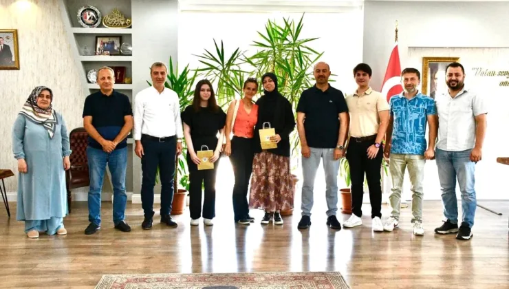 Terme Belediye Başkanı YKS dereceye giren öğrencilere altınla ödül verdi