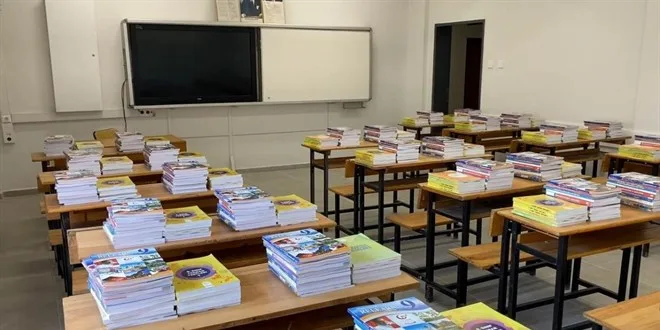 Okullarda uyum eğitimine katılacak öğrenciler için ücretsiz kitap dağıtıldı