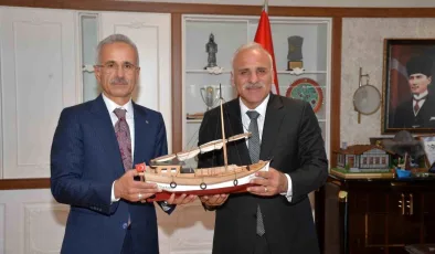 Ulaştırma ve Altyapı Bakanı Trabzon Büyükşehir Belediyesini Ziyaret Etti