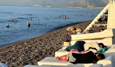 Yastık ve yorganla uyudular: Türkiye’nin ünlü plajı ‘otele’ döndü