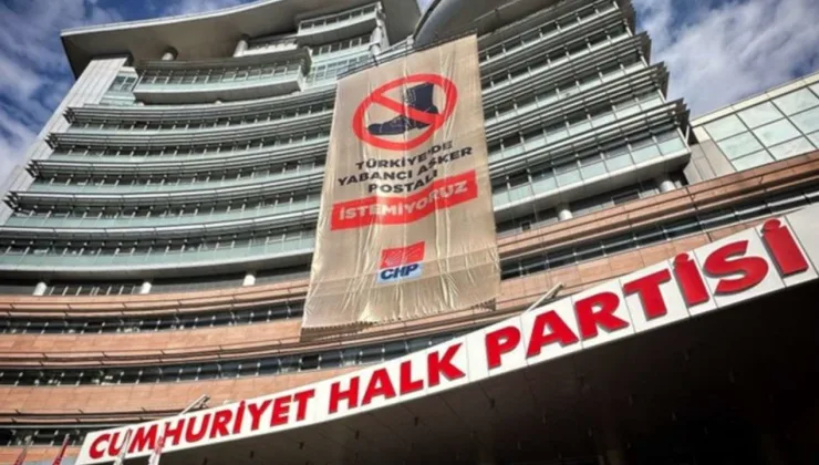 CHP binasına ‘Türkiye’de yabancı asker postalı istemiyoruz’ pankartı