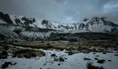 Erciyes Dağı’na mevsimin ilk karı düştü