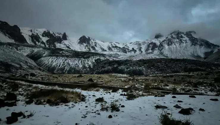Erciyes Dağı’na mevsimin ilk karı düştü
