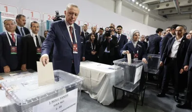Erdoğan yeniden AK Parti genel başkanlığına seçildi
