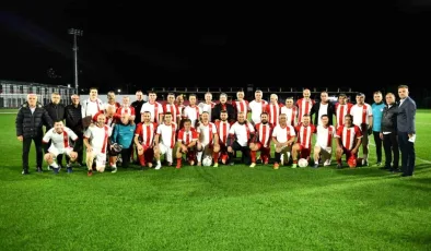 Samsunspor’un eski futbolcuları ile il protokolü dostluk maçında buluştu