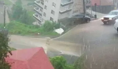 Trabzon’da sağanak etkili oldu: Yollar göle döndü, ev ve işyerlerini su bastı