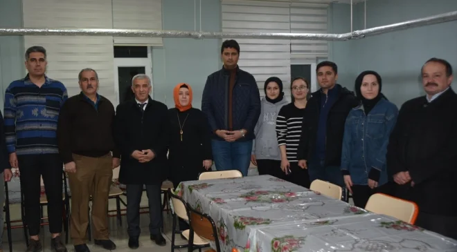 Trabzon’da Çaykara Kaymakamı Gürdal Erbek, öğretmen ve öğrencilerle iftar yaptı