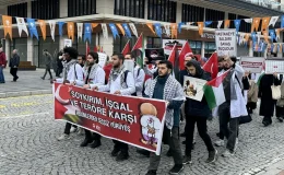 Rize’de İsrail’in Gazze’ye yönelik saldırılarını protesto eden doktorlar ve öğrenciler sessiz yürüyüş düzenledi