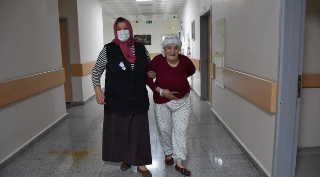 84 yaşındaki kadının karnından 10 kilogramlık kitle ameliyatla çıkarıldı