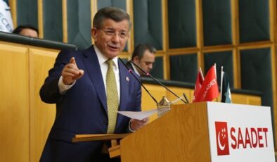 Ahmet Davutoğlu’ndan kürsüde Erdoğan’a çağrı: ‘Türkiye için yeni bir başlangıcın hikayesi olabilir…’