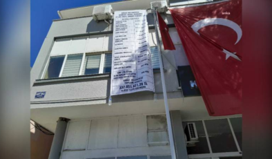 AKP’den CHP’ye geçen bir belediyenin borcu daha binaya asıldı