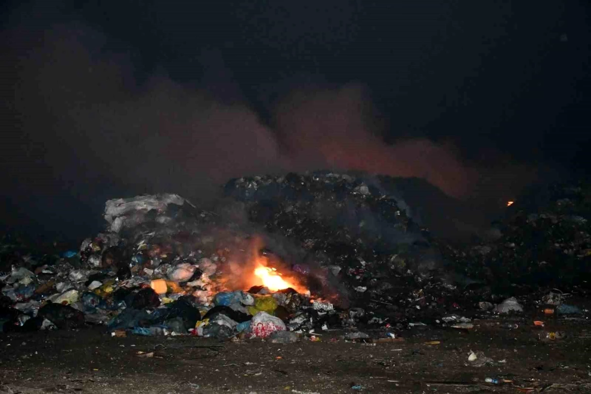 Artvin’de çöp döküm sahasında gece yangın çıktı