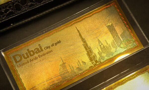 Dubai’de 24 ayar altından banknot basıldı