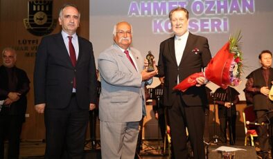 Karaman Belediyesi’nin katkılarıyla sahne alan ünlü sanatçı Ahmet Özhan ve İstanbul Tarihi Türk Müziği Topluluğu’nun konseri ilgiyle izlendi