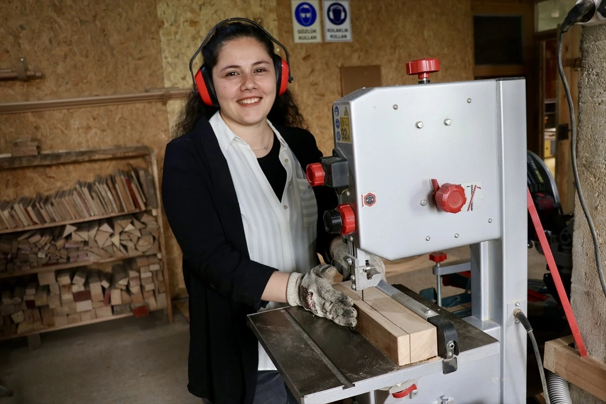 Makine Mühendisi Çift, Trabzon’da Ahşap Oyuncak Üretiyor