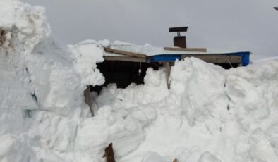 Nisan ayında yayla evleri kar altında