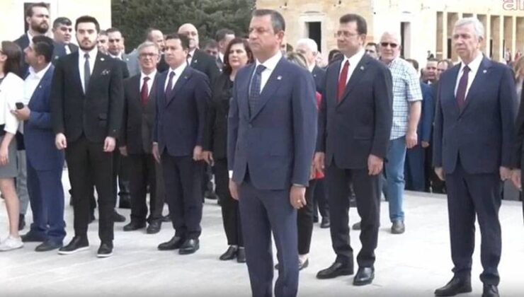 Özgür Özel, CHP’li belediye başkanları ve il yöneticileriyle Anıtkabir’i ziyaret etti