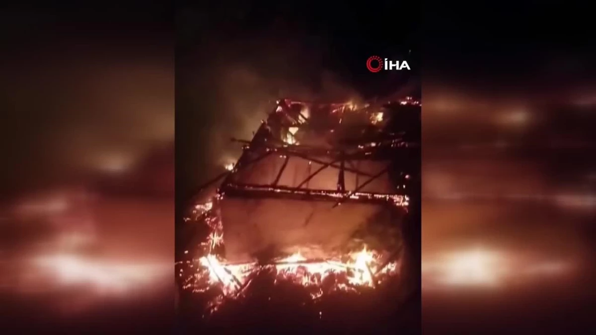 Rize’de 2 katlı ahşap ev çıkan yangında kül oldu