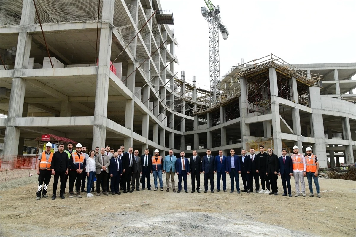 Sağlık Bakan Yardımcısı Trabzon Şehir Hastanesi inşaatını inceledi